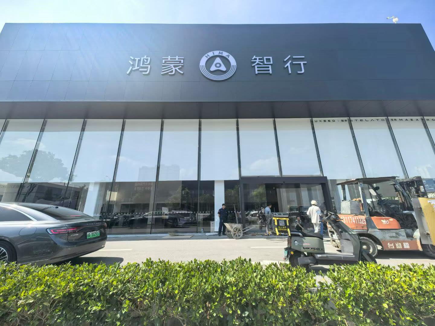 鸿蒙智行 4S 体验中心｜开利方块地毯 M18 工程案例（长沙·武汉·天津）