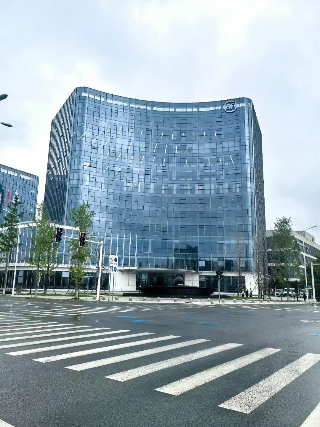 顺丰华西客户服务中心｜4000㎡方块地毯办公区铺装案例