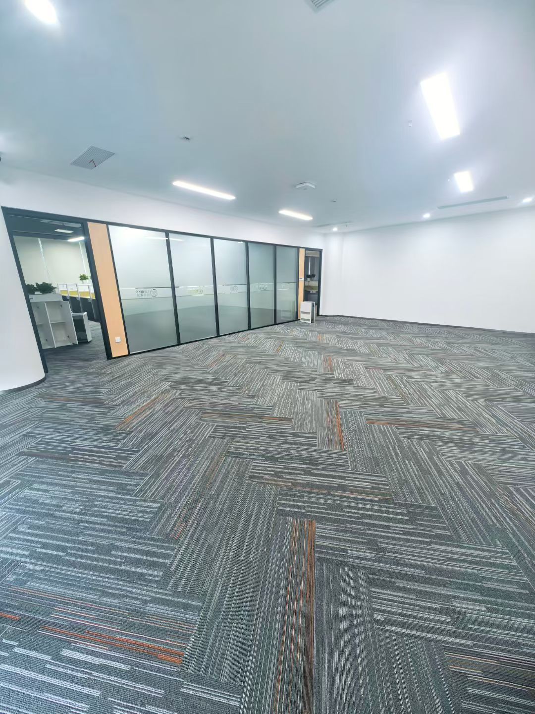 方块地毯施工过程实拍