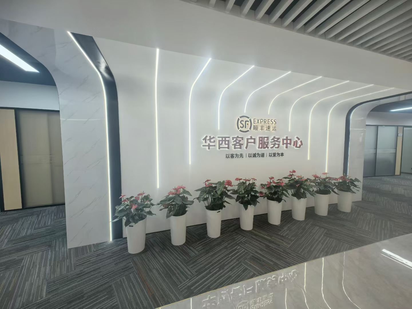 办公走廊与玻璃隔断方块地毯